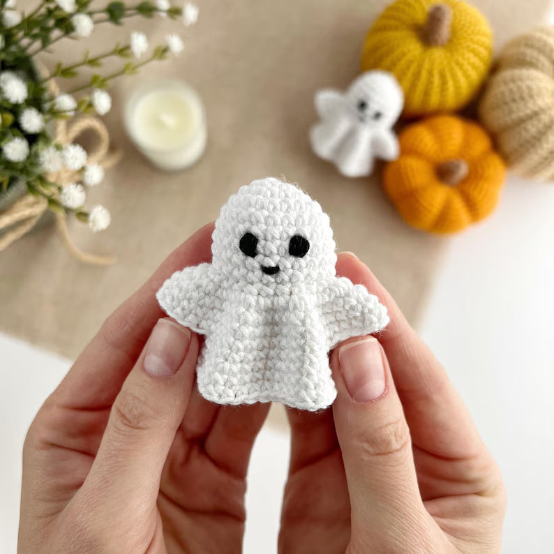 Halloween Ghost No-Sew Crochet Pattern PDF – Cute Keychain & Bag Charm
